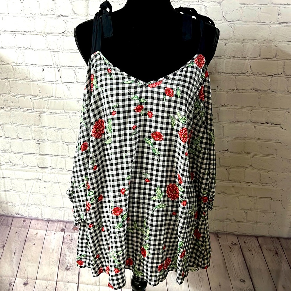 COPY - Size 3 Torrid cold shoulder black & white checked blouse. Adjustable sho…
